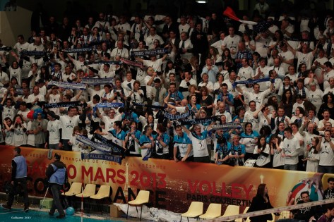 Les supporters de Tours, très présents et longuement remerciés par leur équipe à l'issue du match.