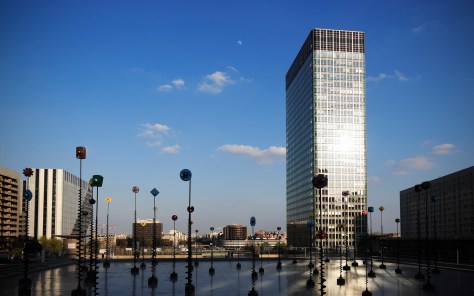 L’avenue des Champs-Élysées vue depuis l'esplanade de la Défense