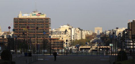 Vue sur les Champs-Élysées depuis l'Est de la Défense